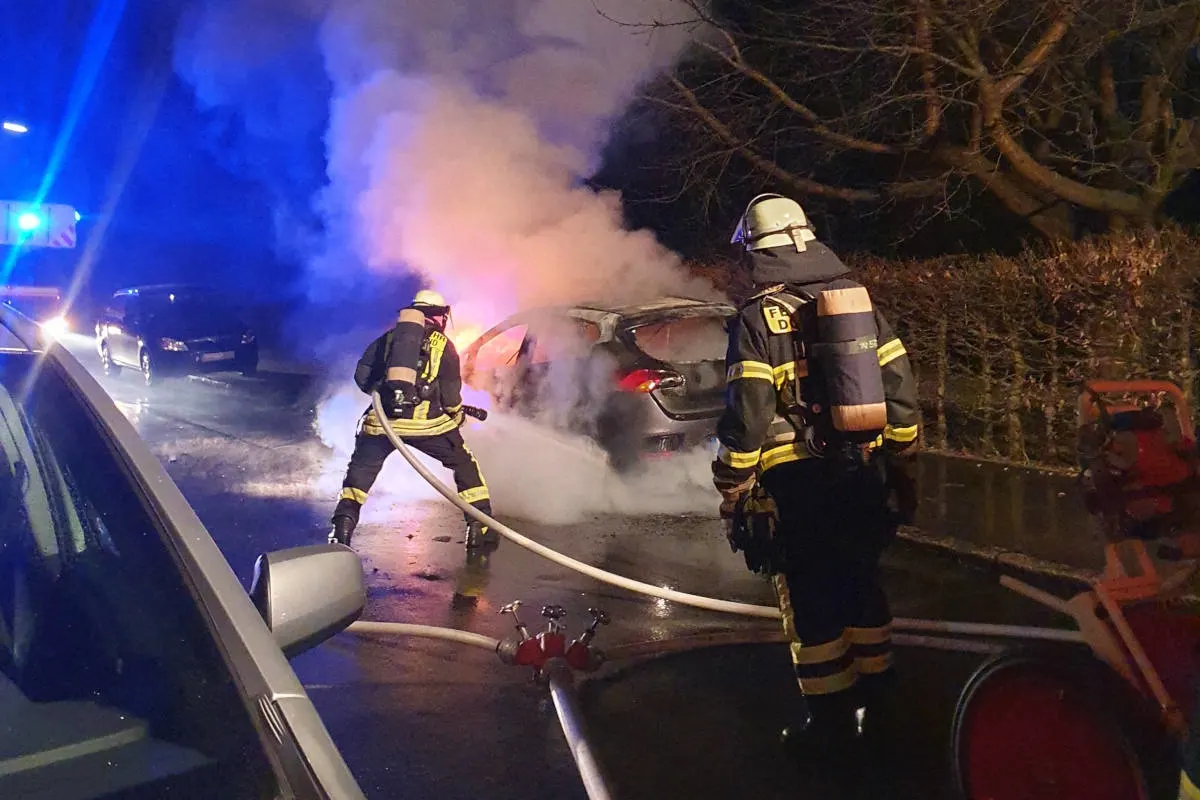 Großbrand in Dortmund-Brackel verhindert: Pkw geht in Flammen auf