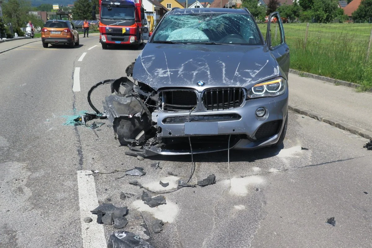 Brislach BL - Spektakulärer Selbstunfall - Lenker verletzt sich dabei!