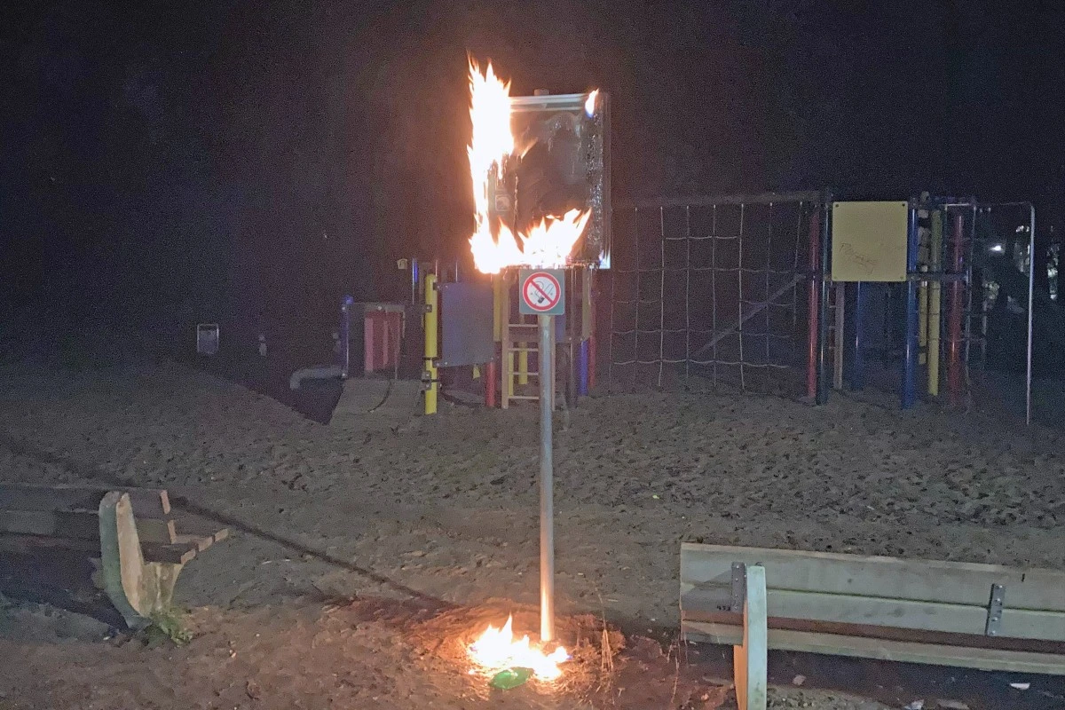 Mettmann - Hinweistafel in Brand gesetzt - die Polizei ermittelt
