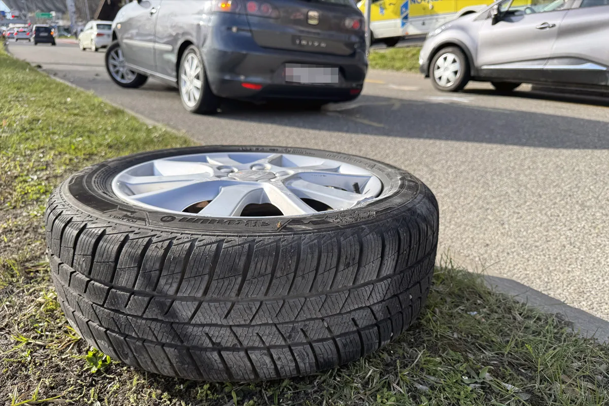 St.Gallen SG – Kollision mit Lastwagen reisst Autorad ab