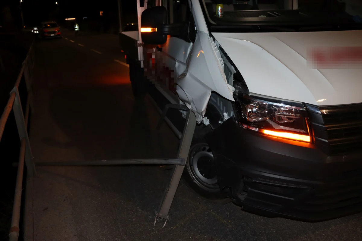 Fahrer abgelenkt in Mollis GL: Kollision mit Röhrenzaun