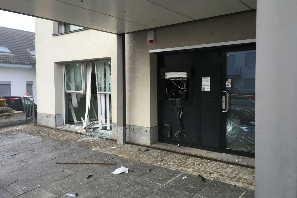 Schönenbuch BL - Einbrecher sprengen Bankomat! 