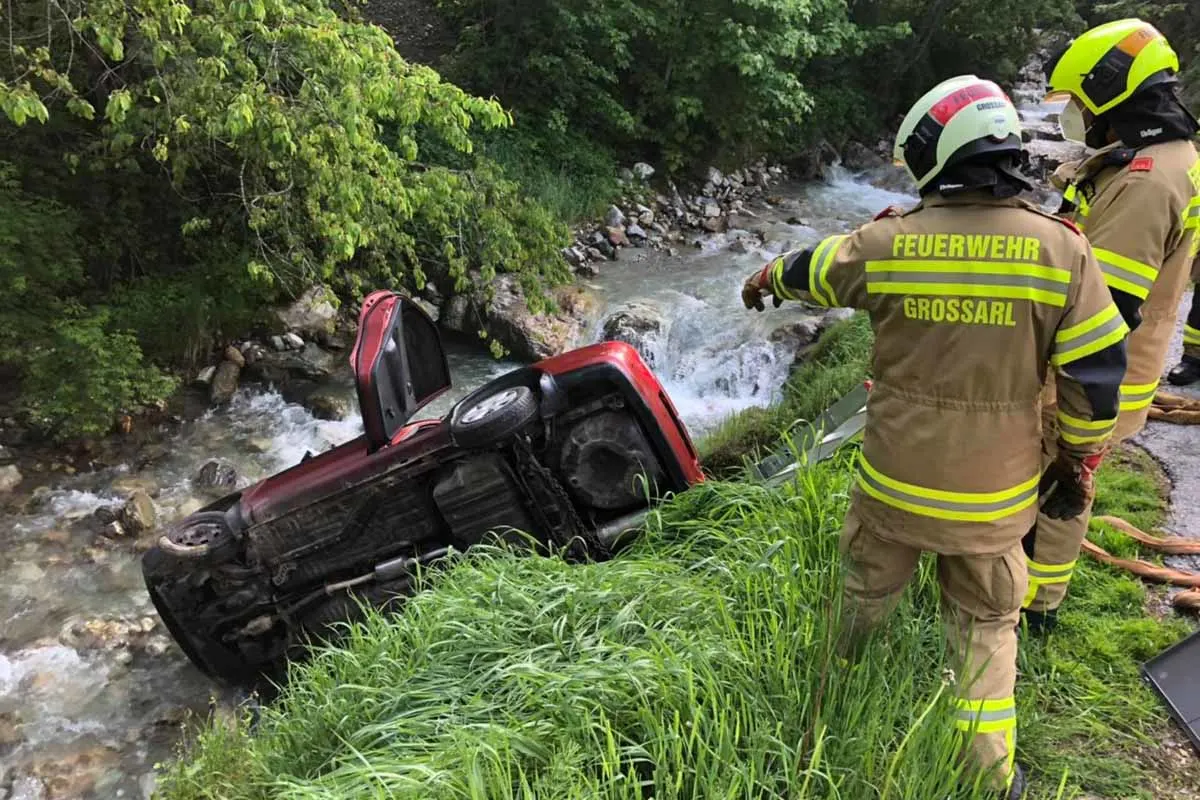 Ellmau - Pkw im Bach - Vom Fahrer keine Spur! 
