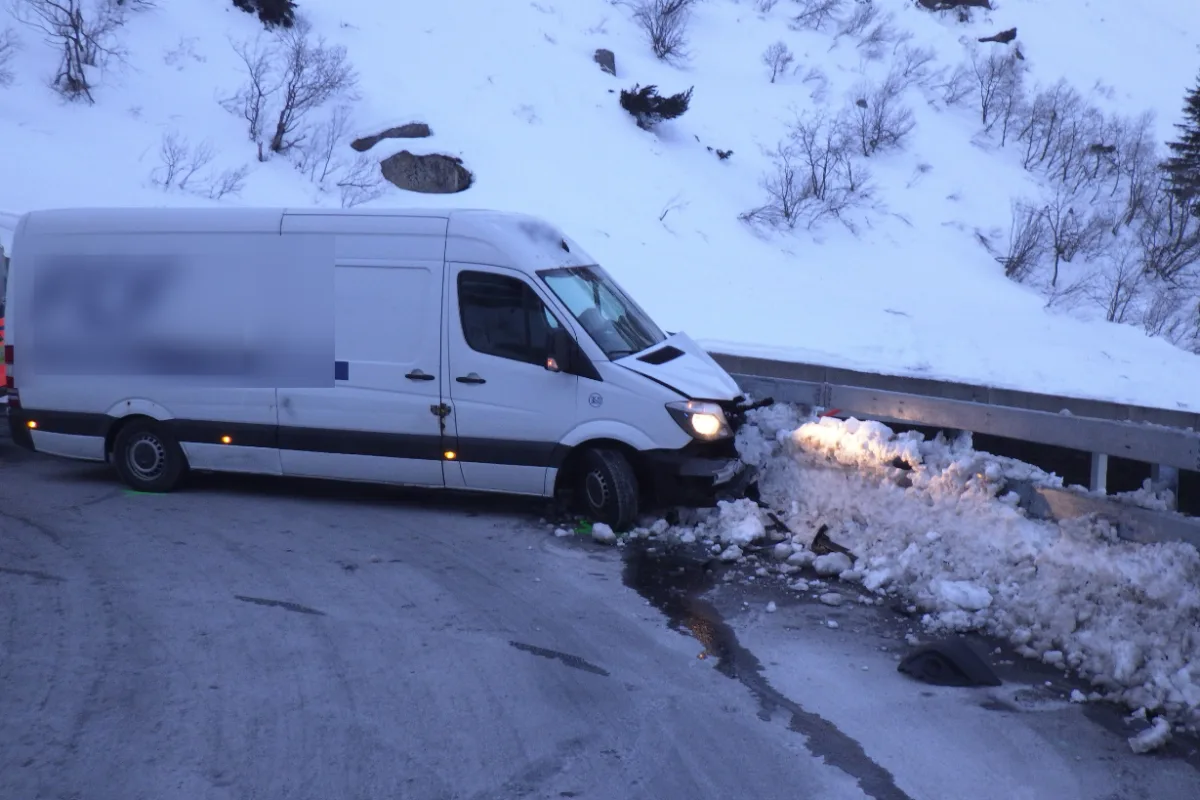 Andermatt UR - Lieferwagenfahrer prallt in Leitplanke