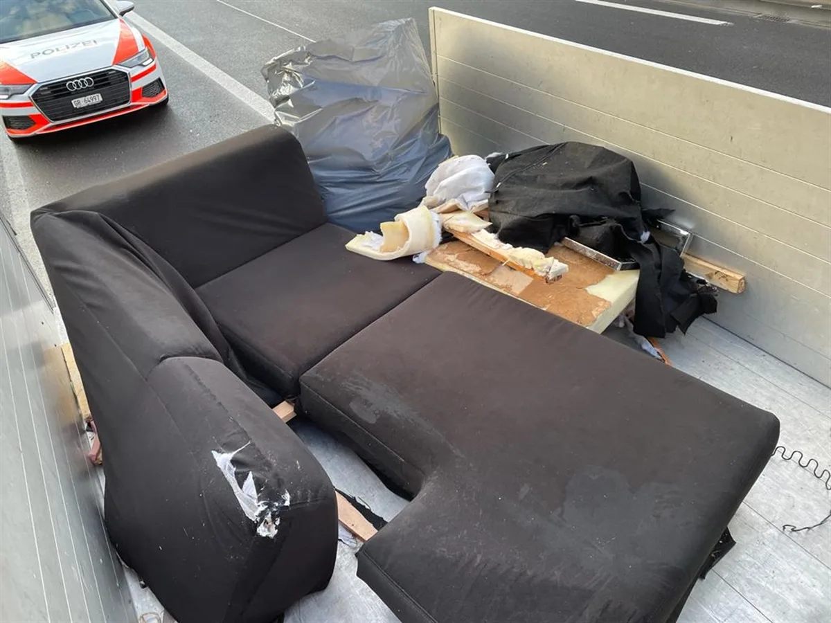 A13 Maienfeld GR – Auf Autobahn Möbel verloren 