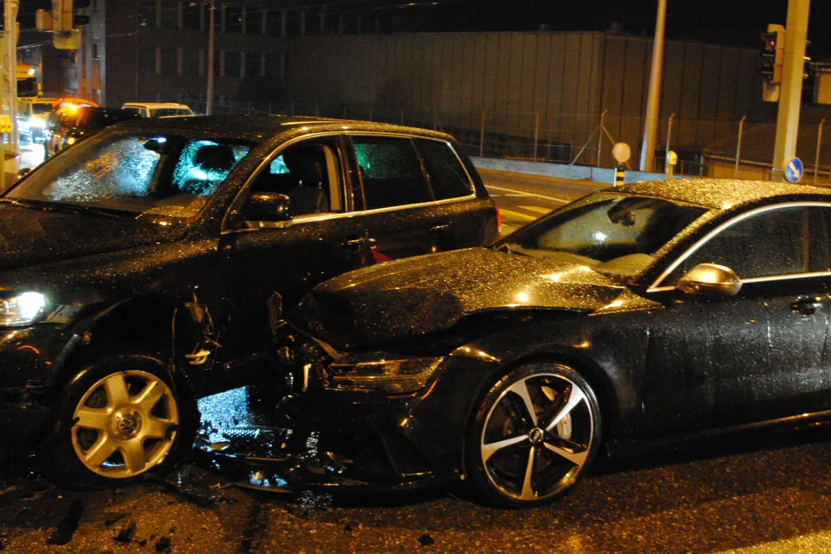 Unfall Neuhausen am Rheinfall SH -  Zweimal Totalschaden an der Ampel!