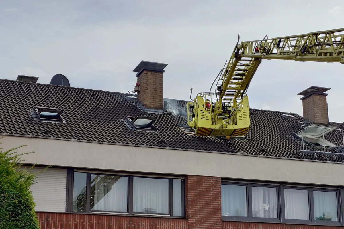Ratingen NW – Schwelbrand im Dachbereich