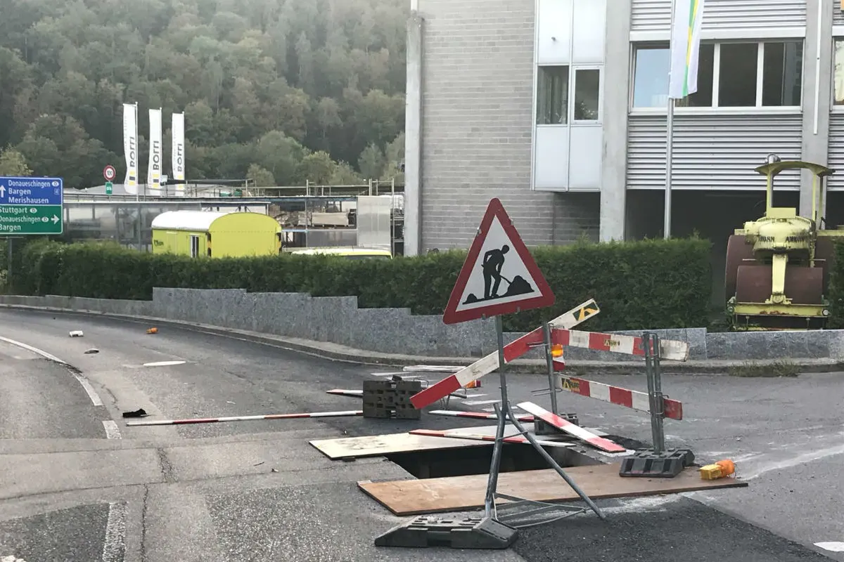 Stadt Schaffhausen SH -  Personenwagenlenker fährt in Bauabschrankung