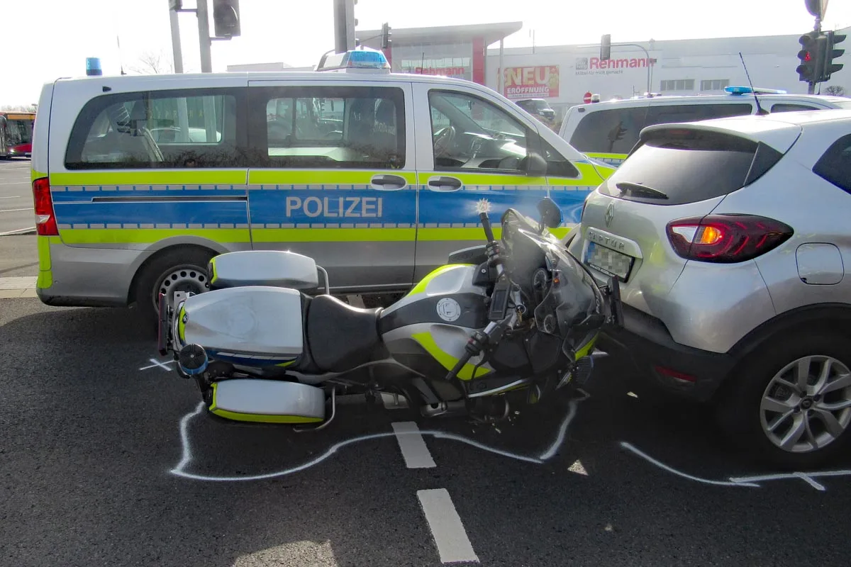 Velbert - Motorradpolizist bei Unfall verletzt