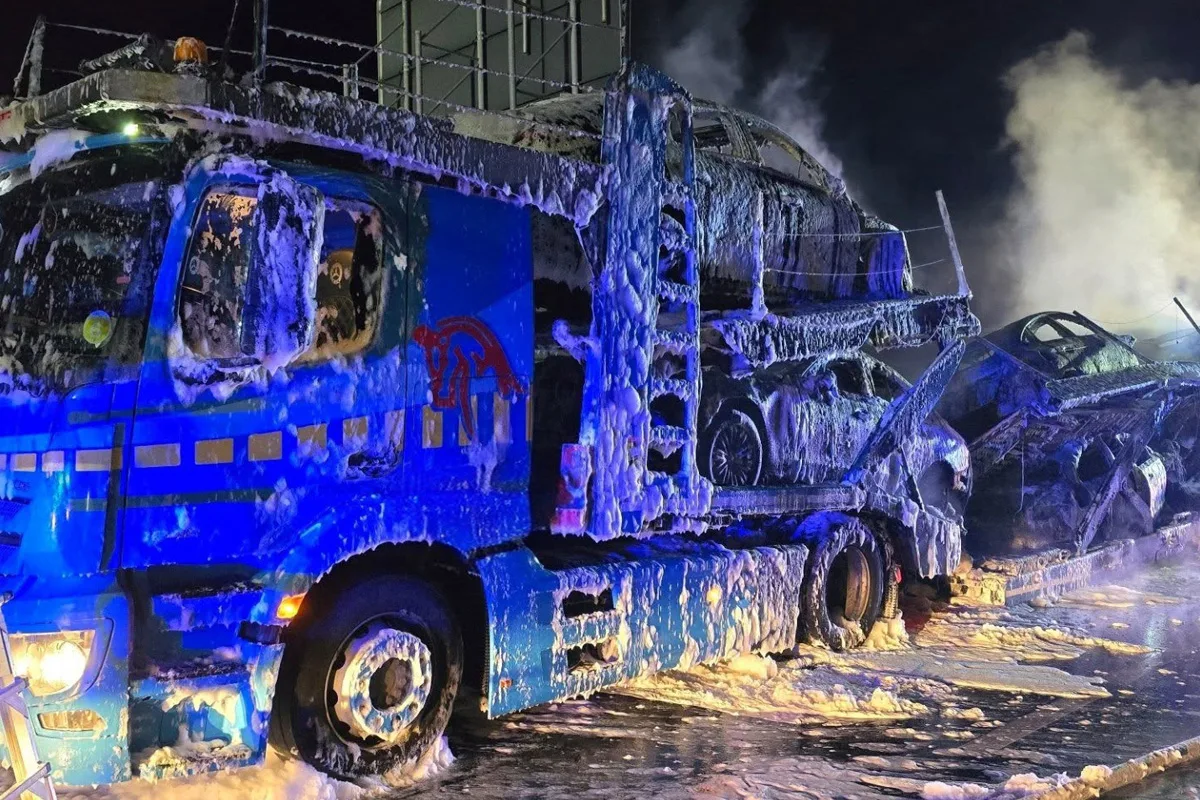 A8 Irschenberg – Autotransporter brennt komplett aus