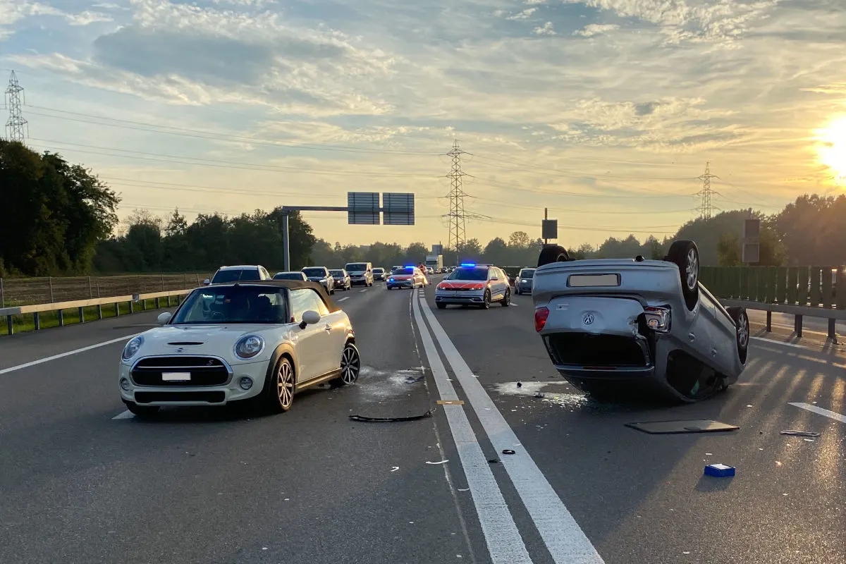 A14 Baar ZG – Auto landet nach Unfall auf dem Dach