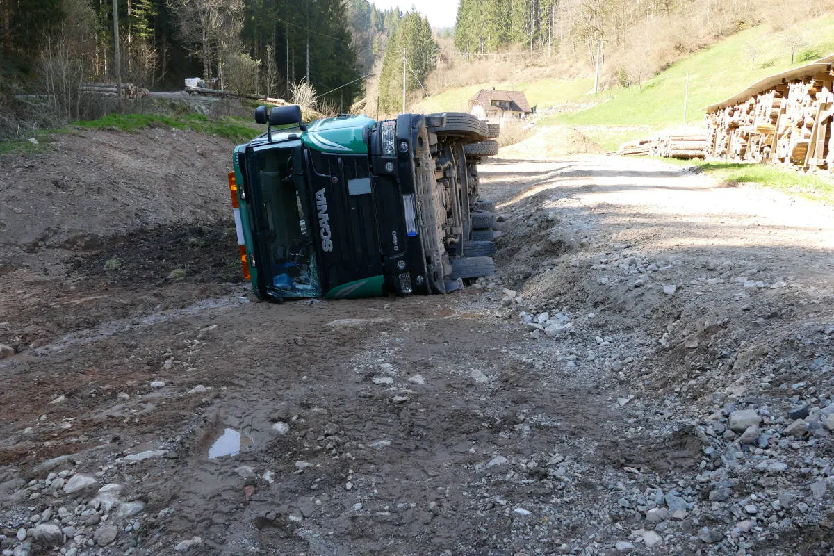 Bad Rippoldsau-Schapbach – Lastwagen umgestürzt