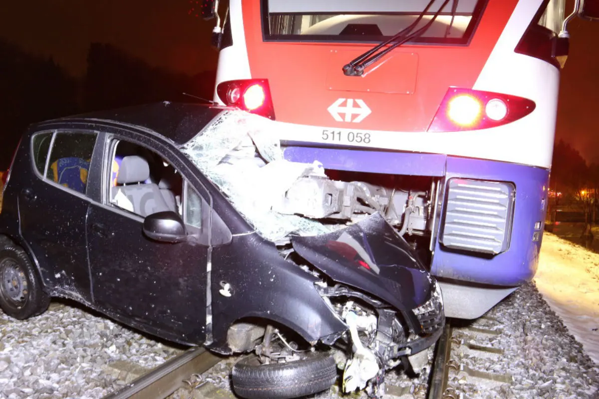 Wetzikon ZH - Auto von Zug erfasst