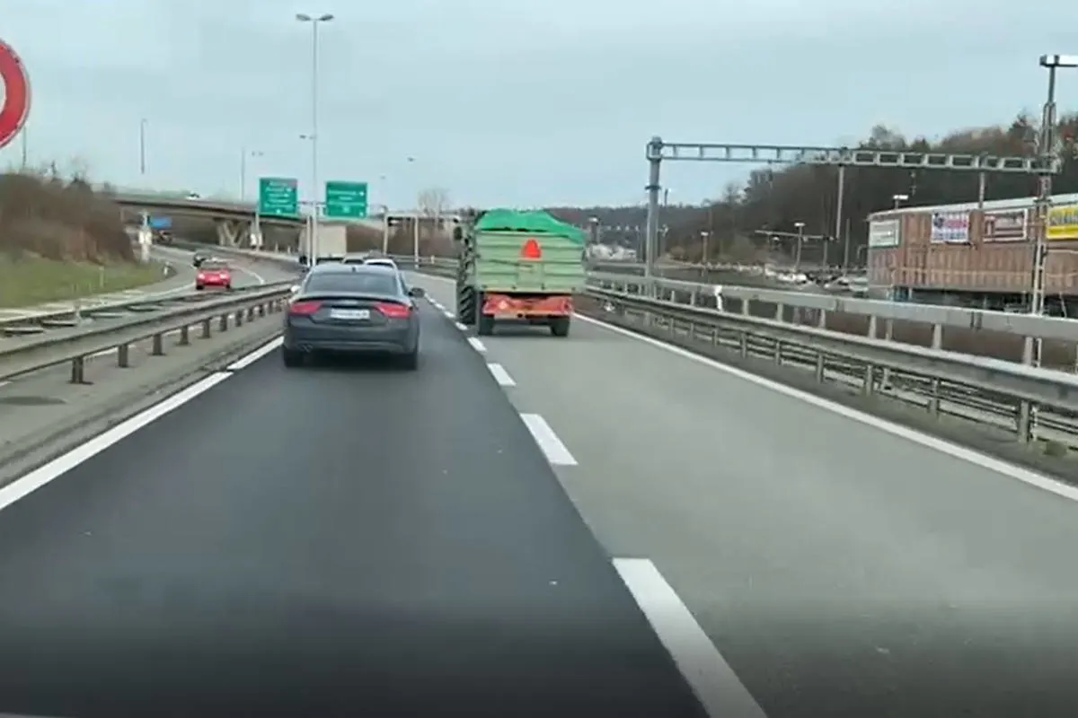 A4 Schaffhausen – Traktor mit Anhänger auf Autostrasse 