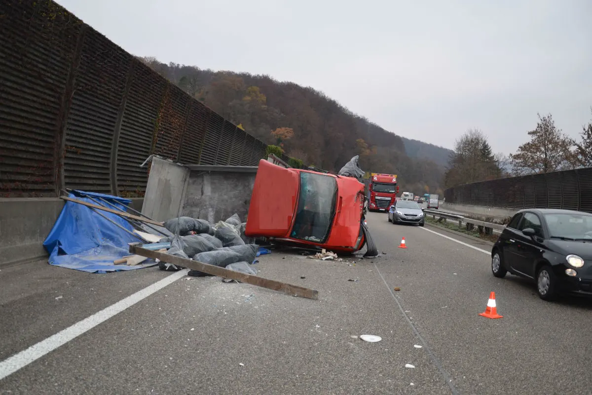 Sissach BL - Lieferwagen verursacht Selbstunfall – Autobahn A2 gesperrt.