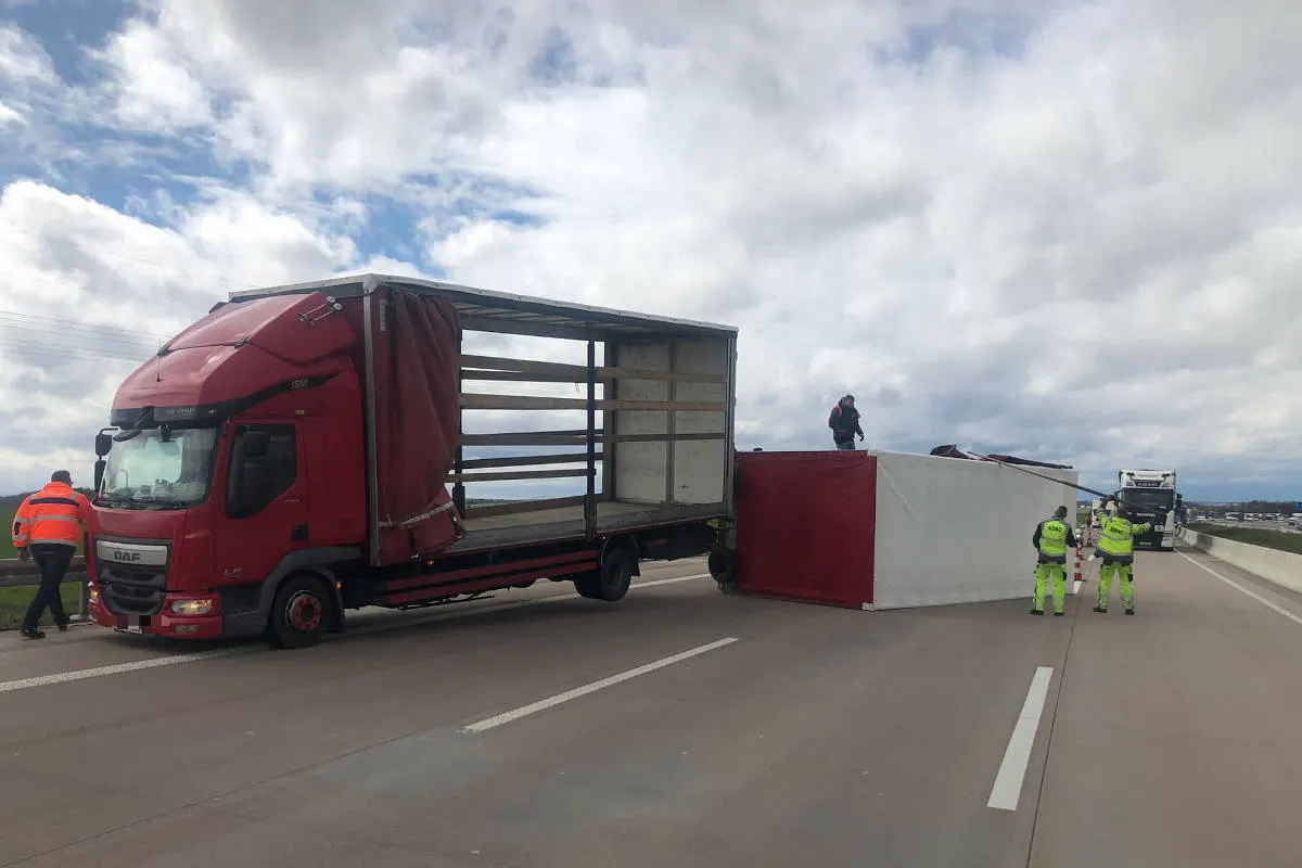 A4 Gera – Schwere Sturmböen kippen Lkw-Anhänger um!