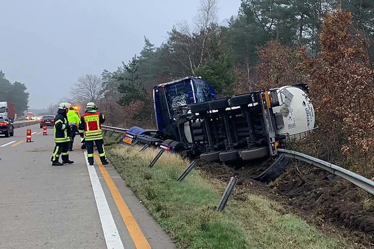 Unfall in Soltau - Mit Natriumwasserglas beladener Tankwagen umgekippt