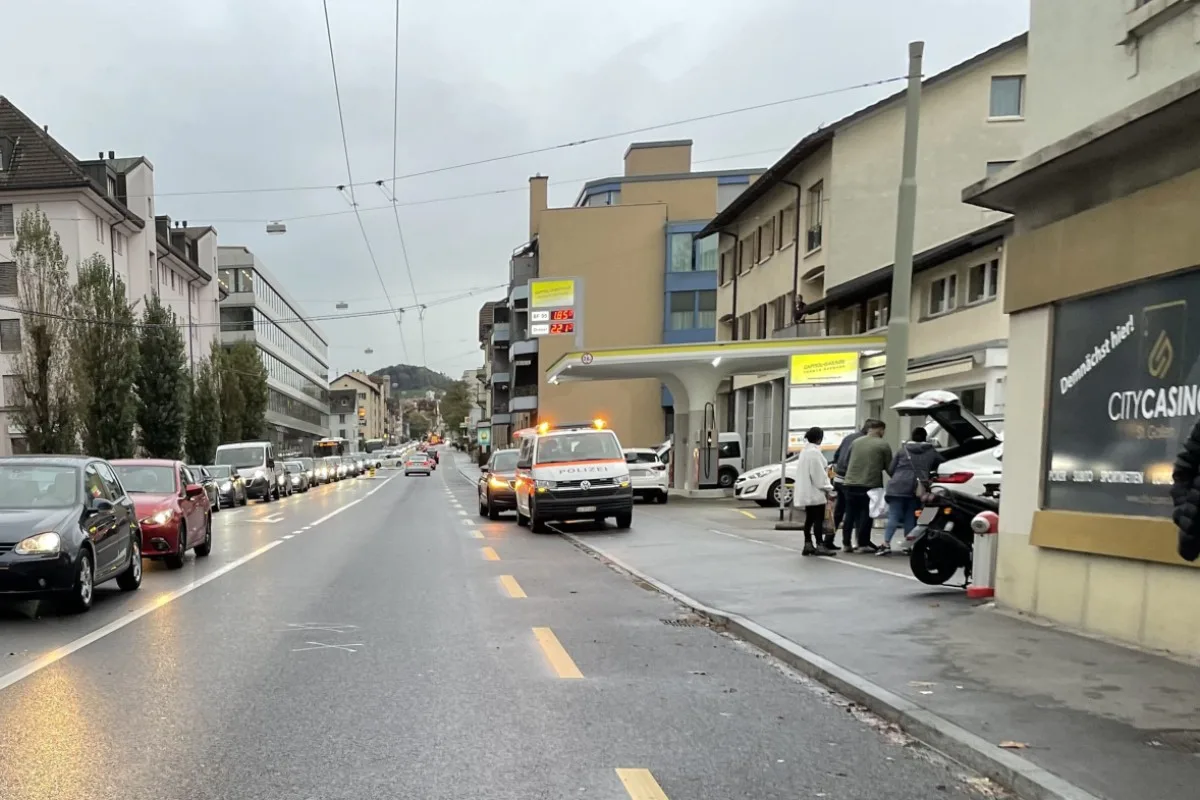 St. Gallen - 19-jähriger Motorradfahrer verletzt sich bei Auffahrkollision