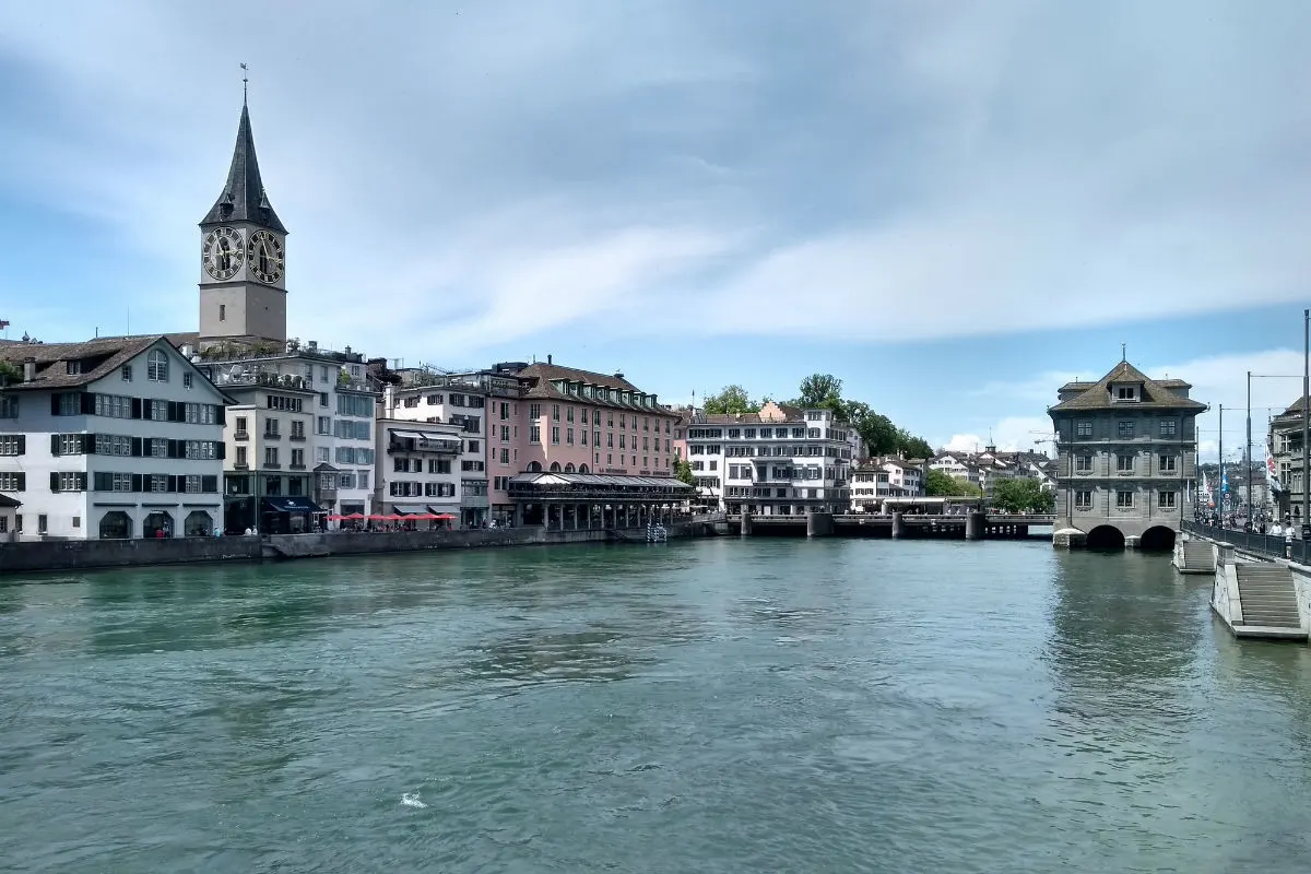 Im Kreis 1 wurde heute ein toter Mann aus der Limmat geborgen