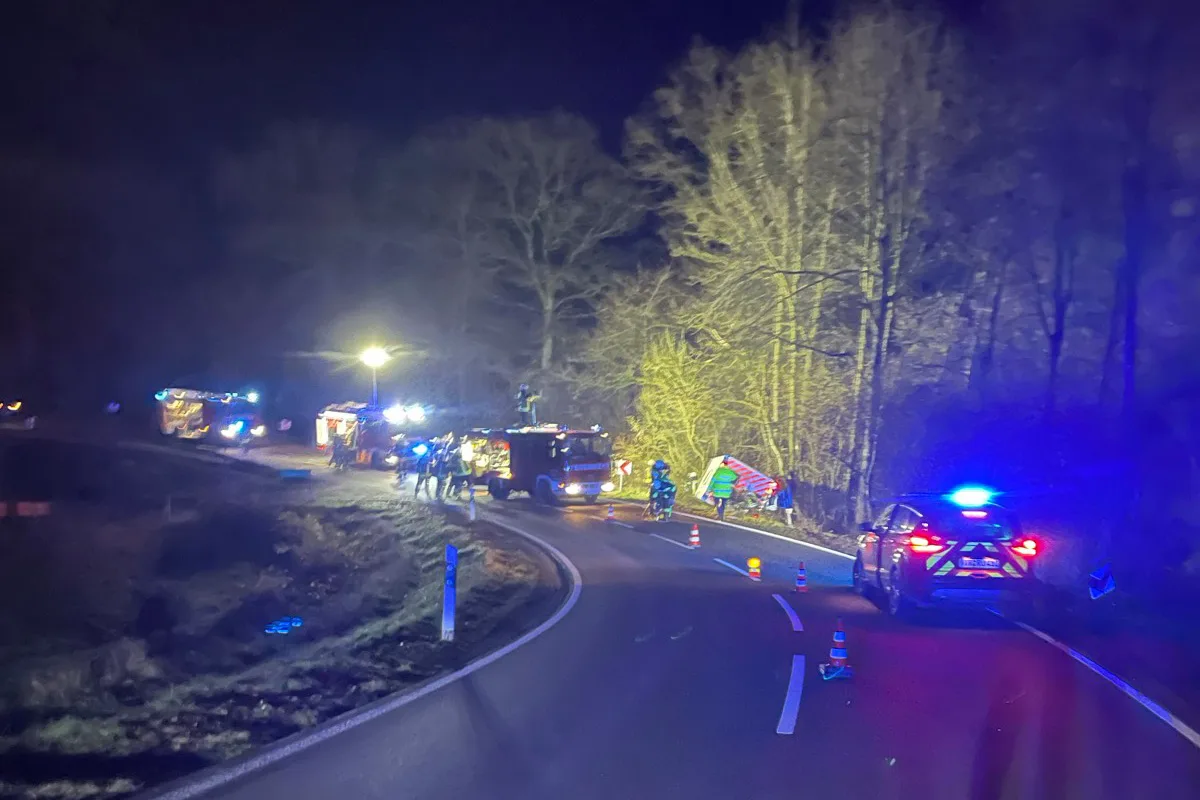 Pluwig – Zwei Verletzte bei Unfall von Rettungswagen in Kurve