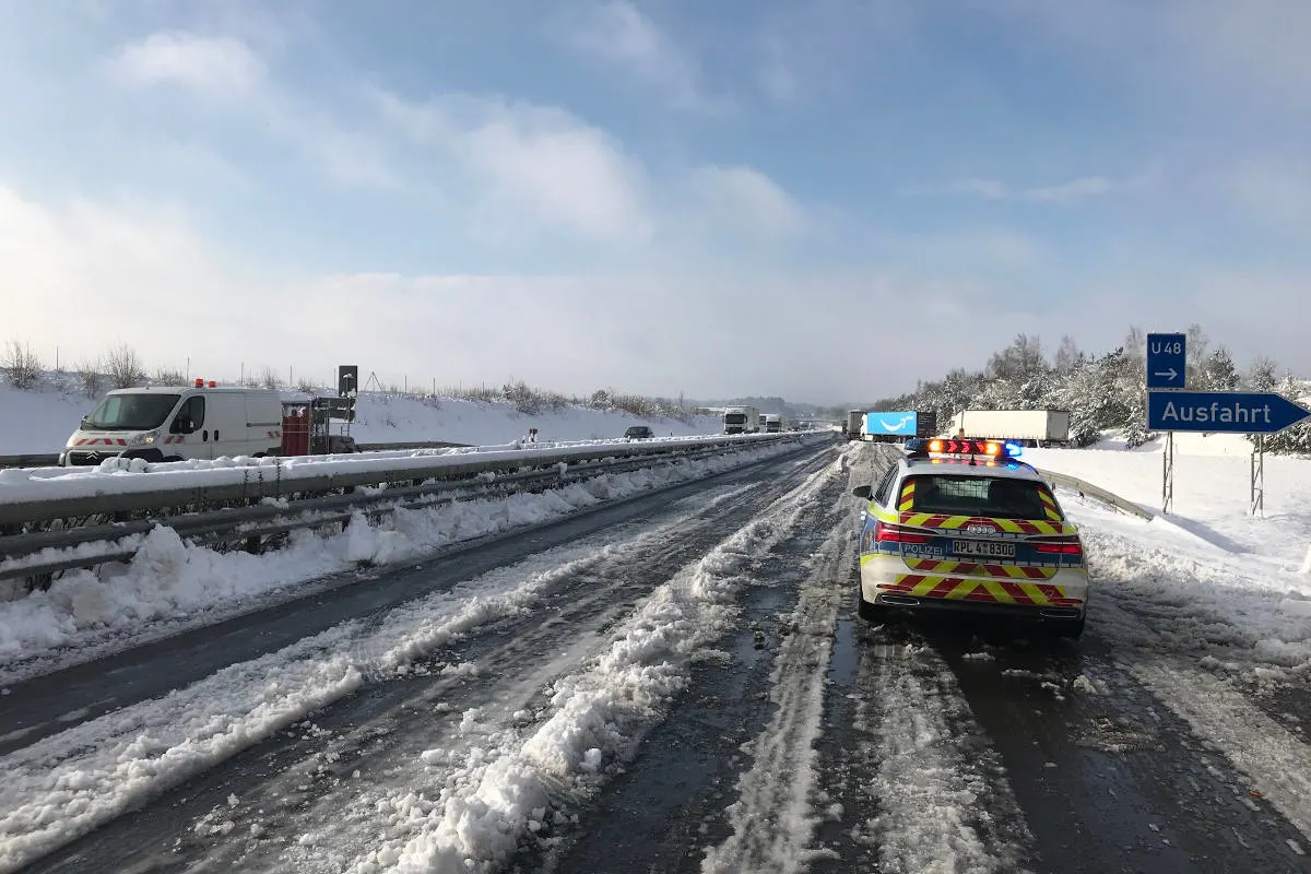 Kaiserslautern - Westpfalz – Wintereinbruch sorgt für Chaos auf den Straßen