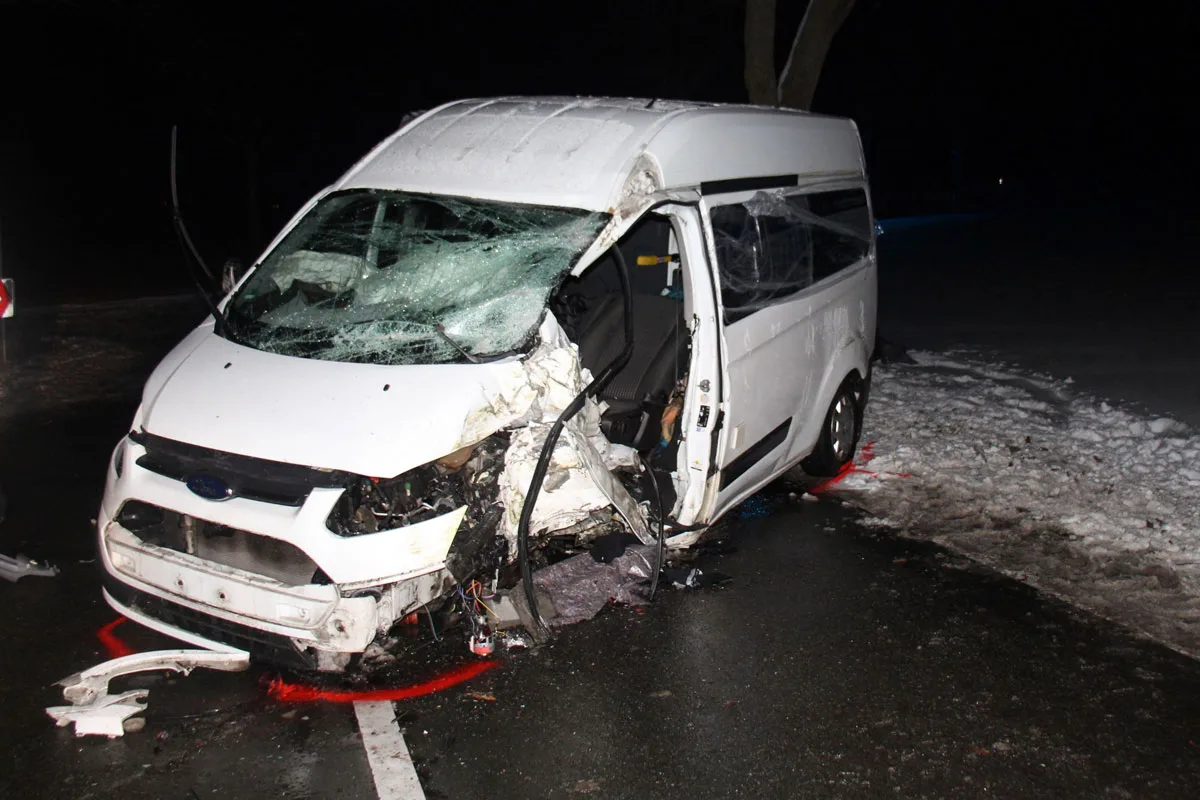 Petershagen – Autofahrer bei Kollision mit Baum schwer verletzt