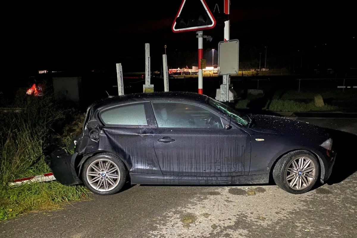 Andhausen TG -  BMW wird von Zug erfasst - Lenker stand unter Alkoholeinfluss