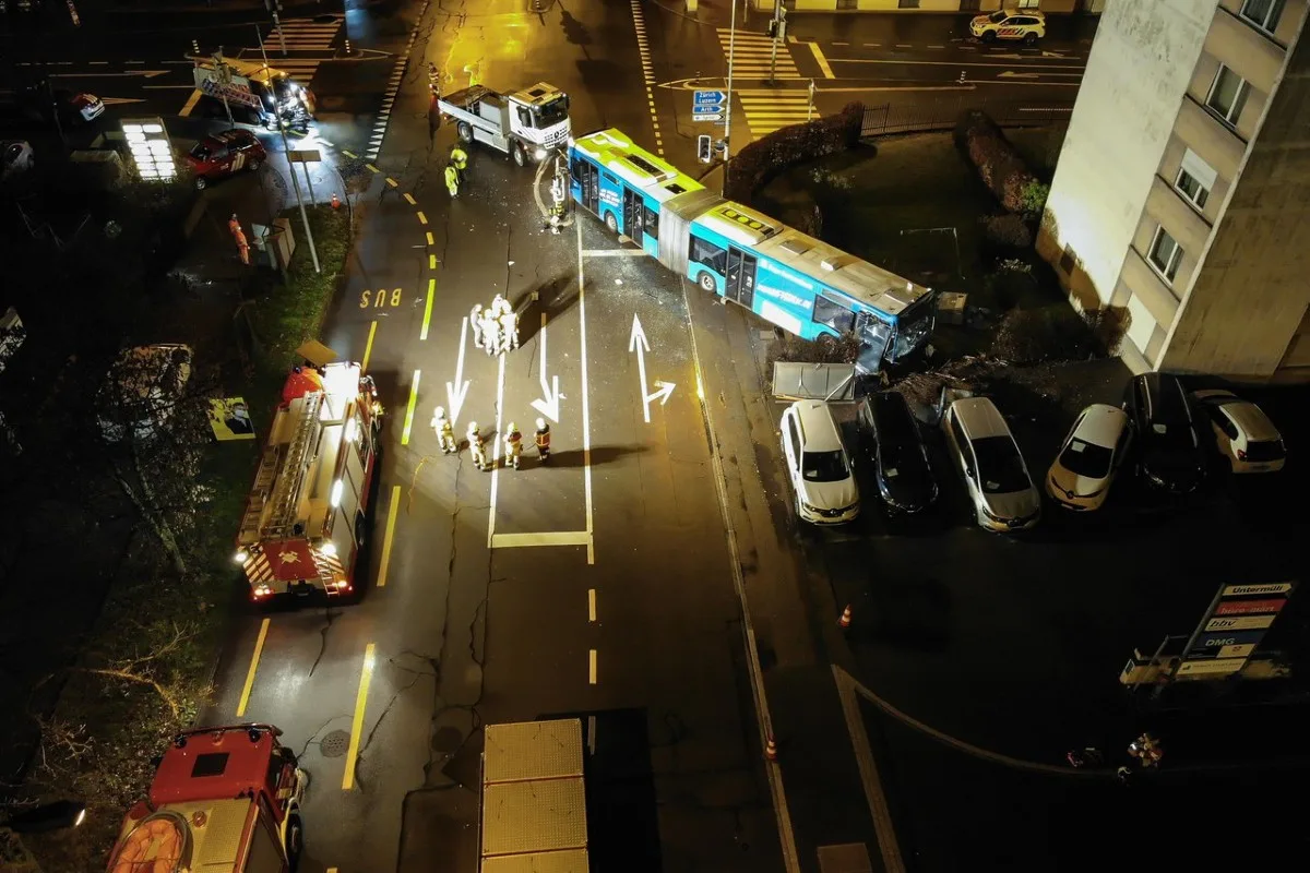 Mehrere hunderttausend Franken Sachschaden in Zug - Drei Verletzte bei heftiger Kollision mit Linienbus!