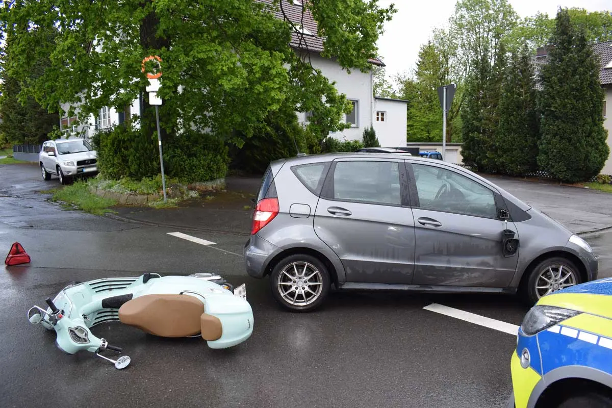 Herford - Seniorin übersieht 16-jährige Rollerfahrerin