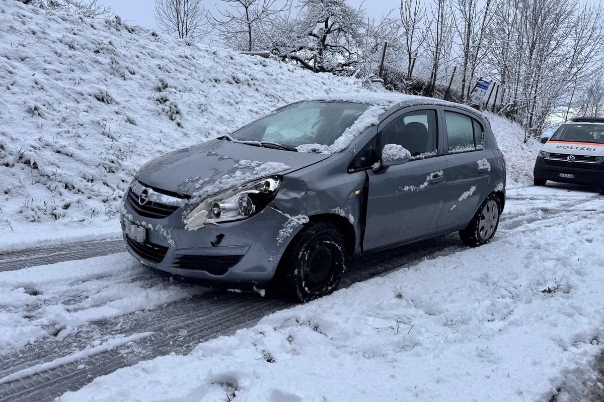 St.Gallen – Auf schneebedeckter Strasse verunfallt