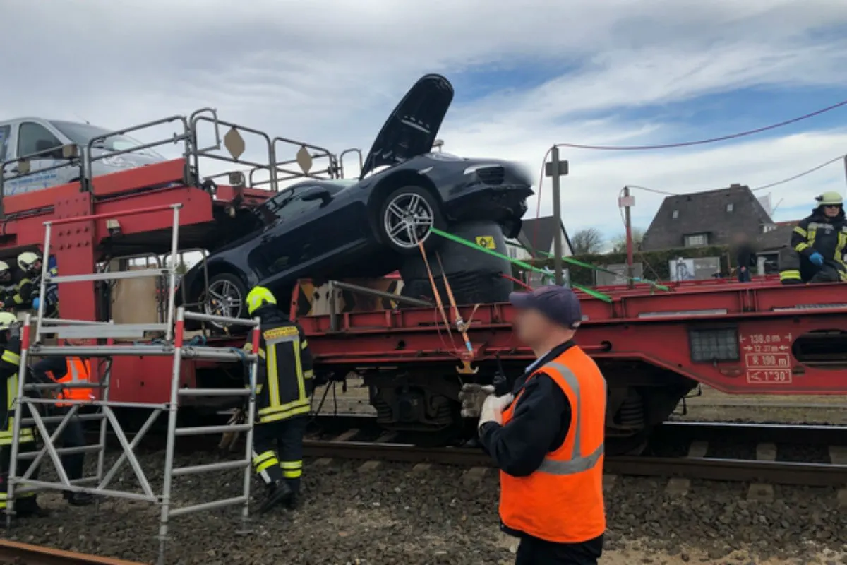 Porsche fällt auf Kastenwagen - zwei Verletzte