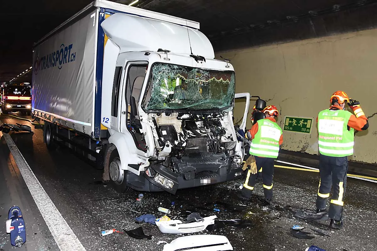 Schwerer Auffahrunfall mit zwei beteiligten Lastwagen im Tunnel in St.Gallen - Fahrer und seine 15-jährige Beifahrerin eingeklemmt