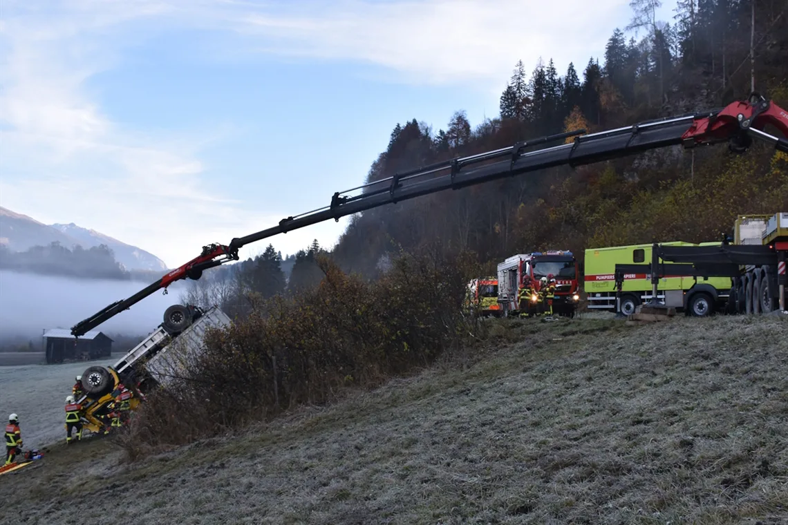 Castrisch GR – Lastwagen stürzt Böschung hinunter
