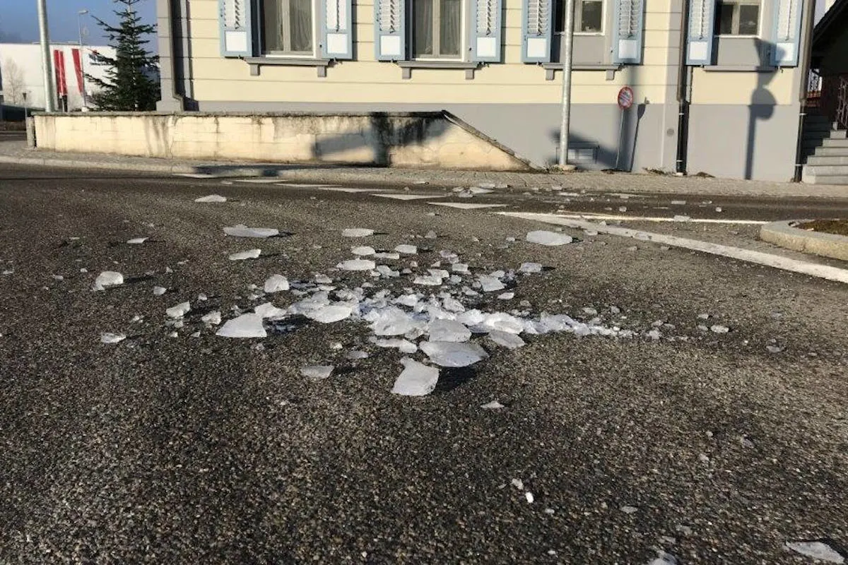 Gloten TG - Eis von Lastwagendach gefallen