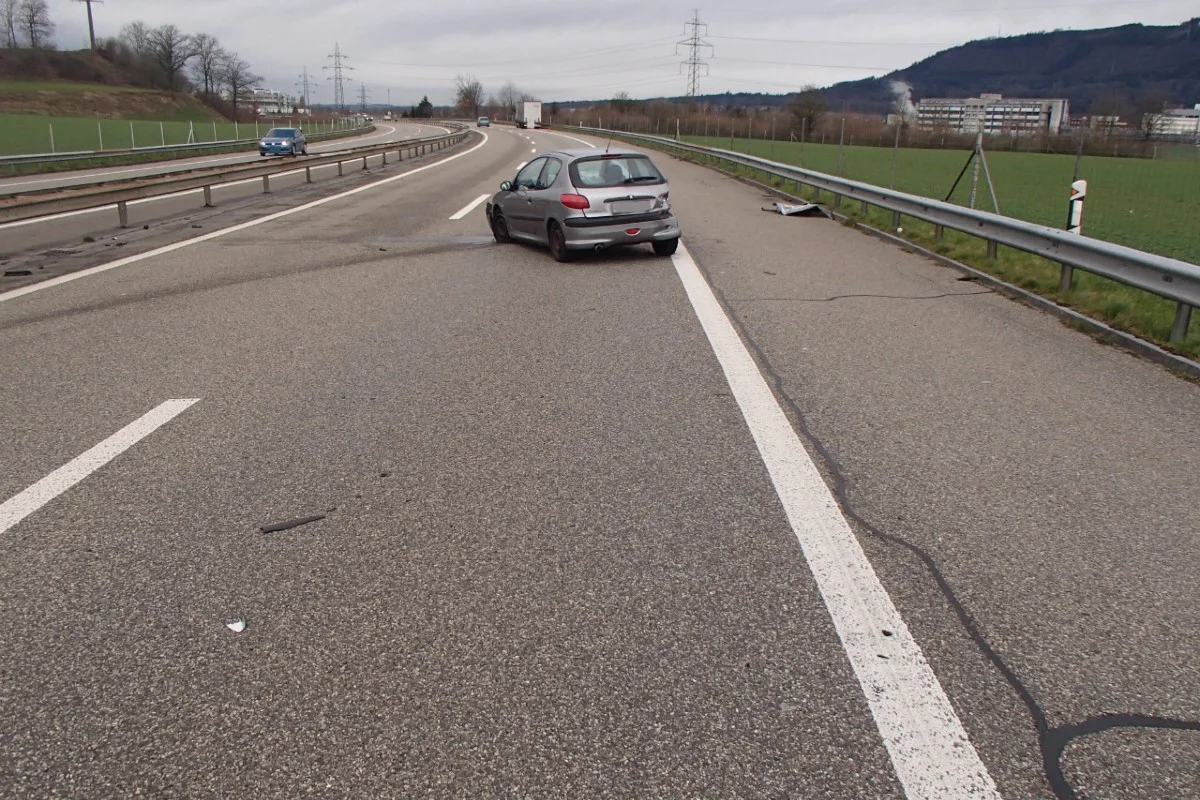 Eiken/A3 AG - Peugeot-Fahrer nickt ein und baut Unfall