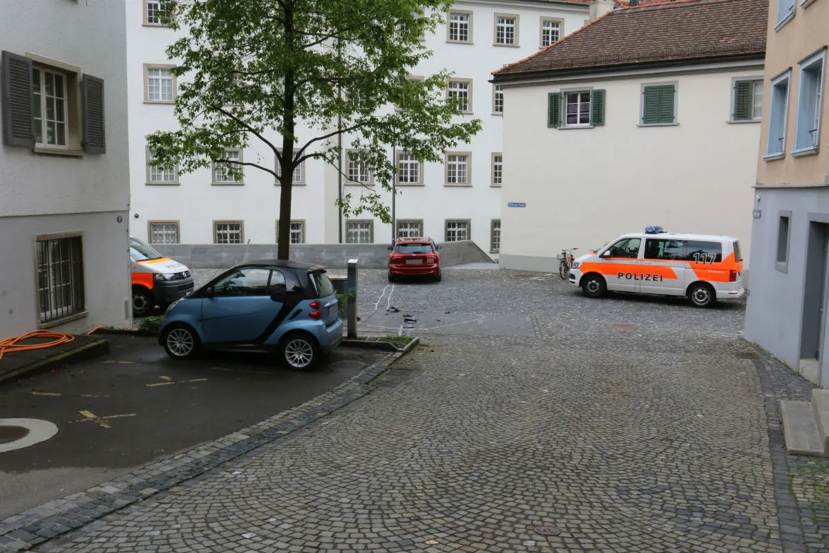 St.Gallen SG - Fahrzeug rollt Strasse hinunter
