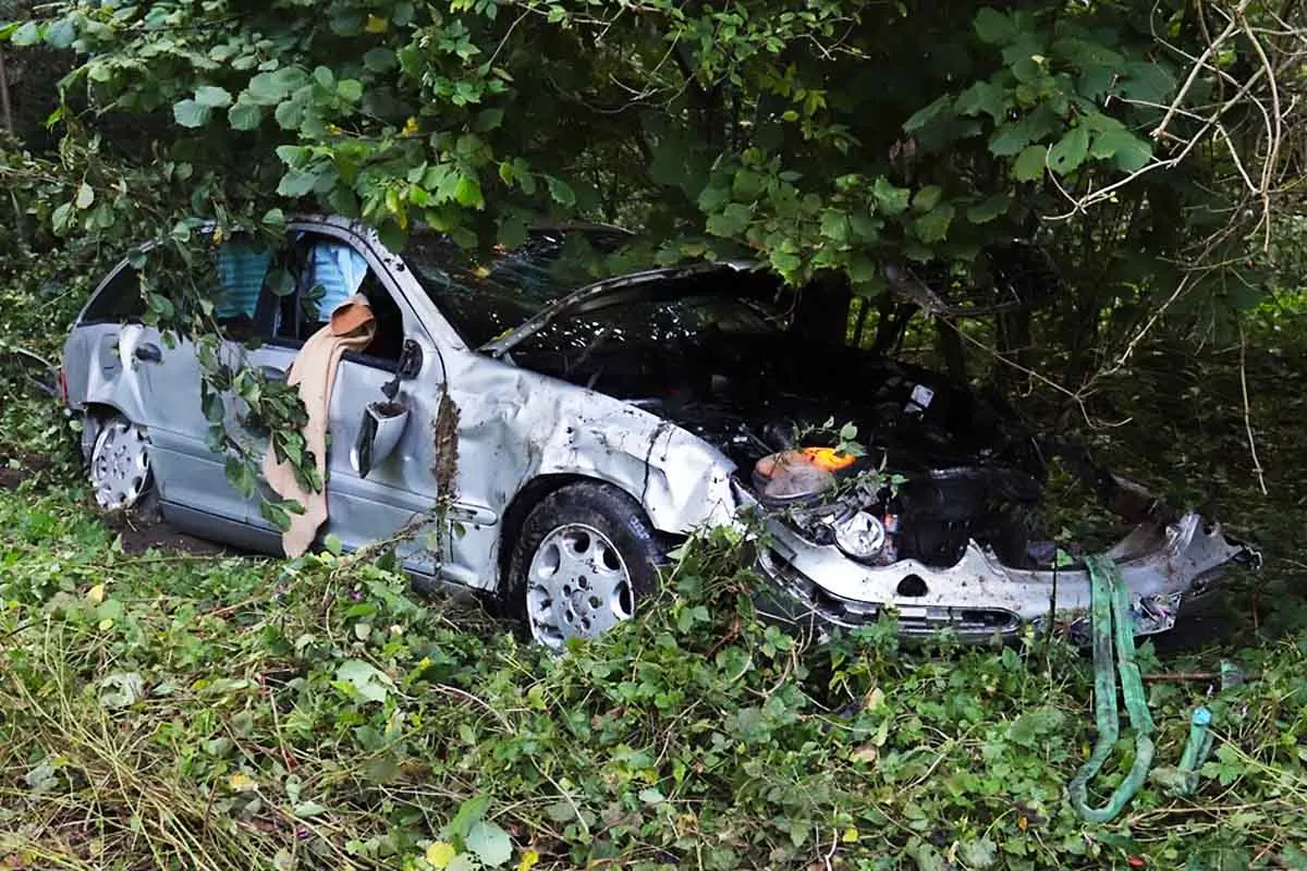 Heftiger Crash in Beverungen - Mercedes überschlägt sich und landet im Gebüsch