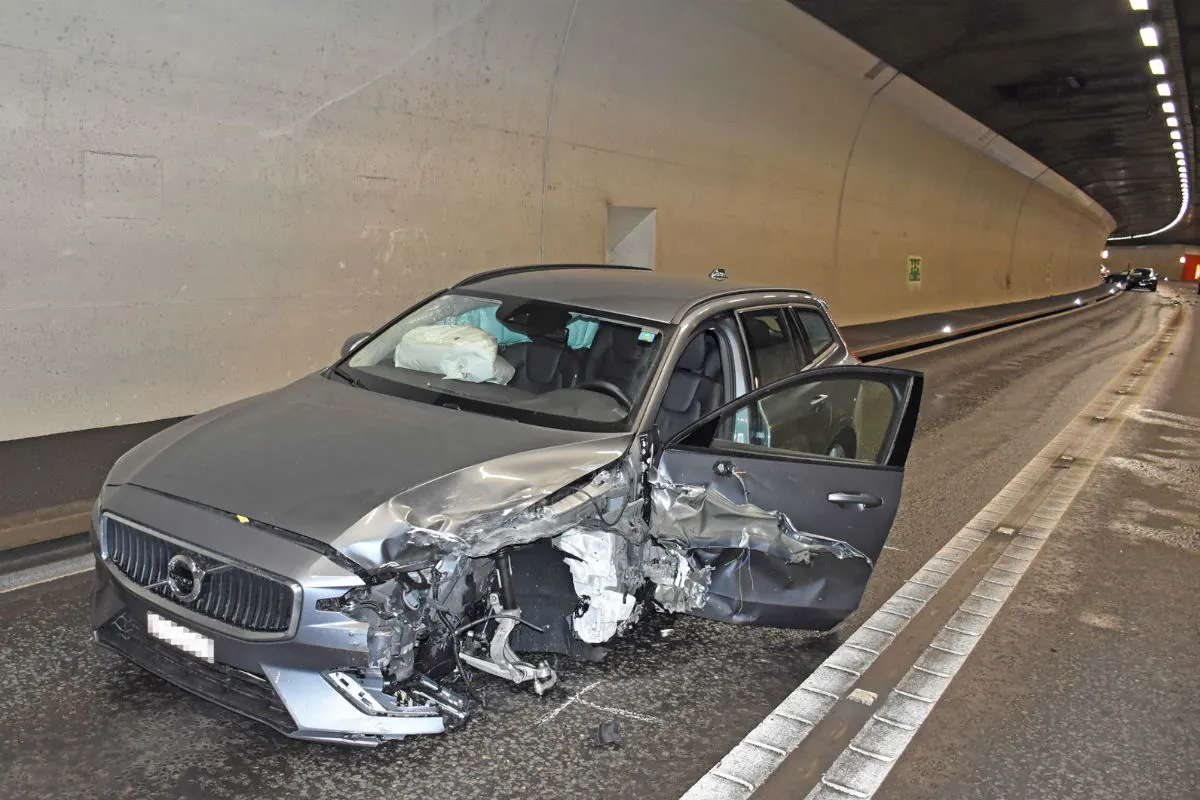 Saas: GR - Schwerer Unfall mit vier Fahrzeugen im Tunnel
