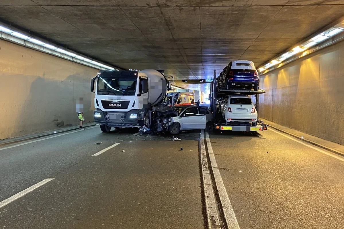 Spektakulärer Unfall in Brugg AG - Spurwechsel löst heftige Kollision zwischen drei Fahrzeugen aus