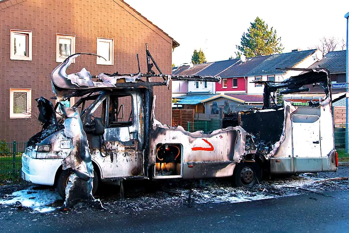 Feuerwehreinsatz in Essen-Schonnebeck - Wohnmobil brennt in voller Ausdehnung