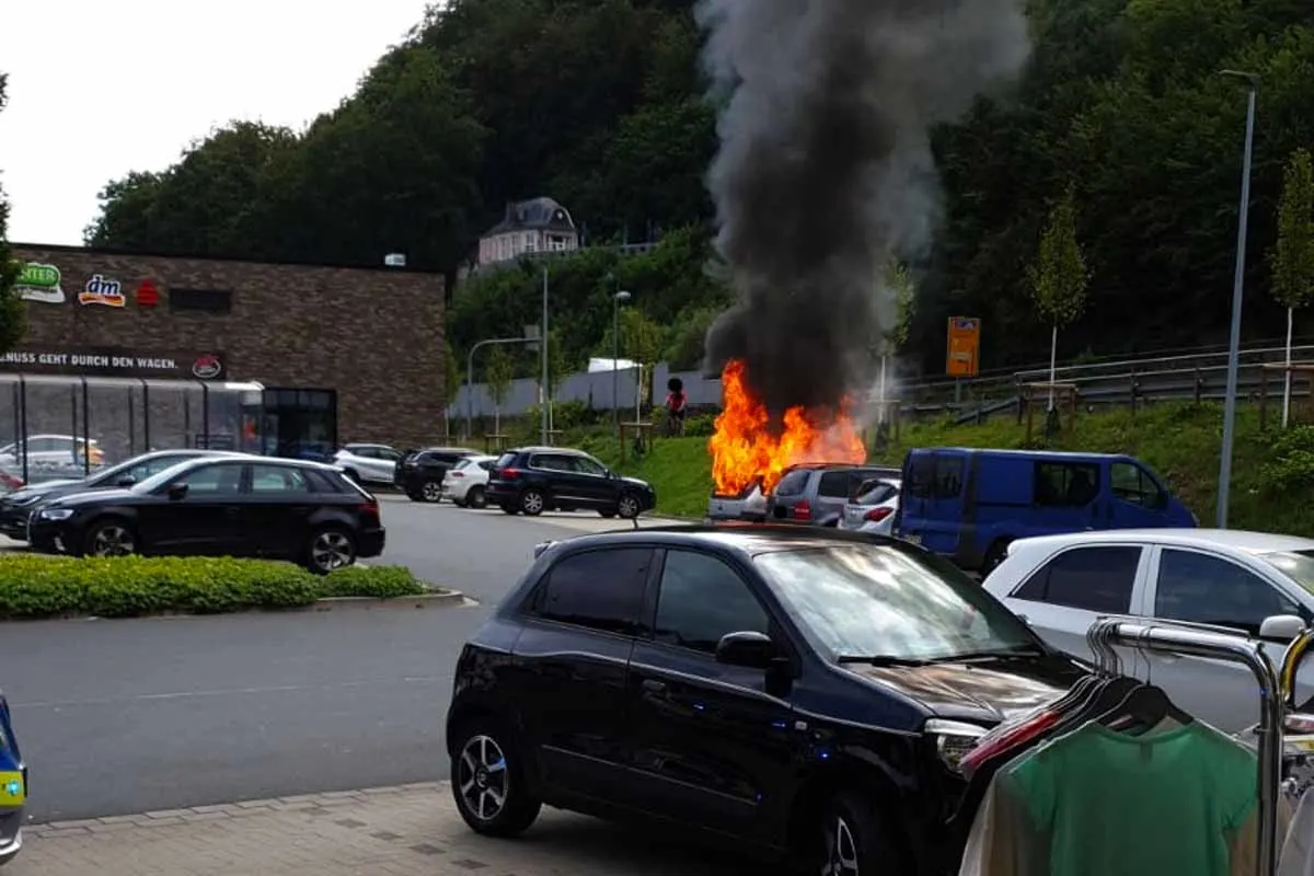 Plettenberg - Mehrere PKW brennen auf Supermarktparkplatz