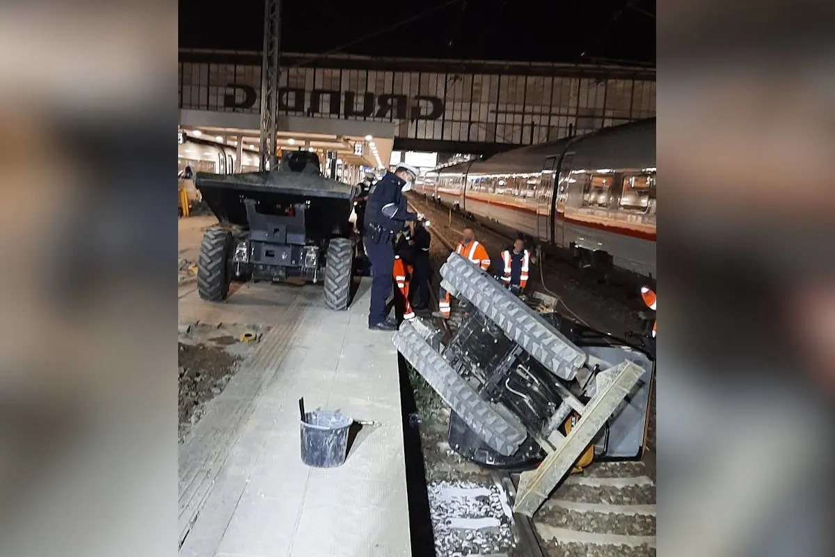 München – Unfall bei Bauarbeiten am Hauptbahnhof – Kleinbagger stürzt ins Gleis