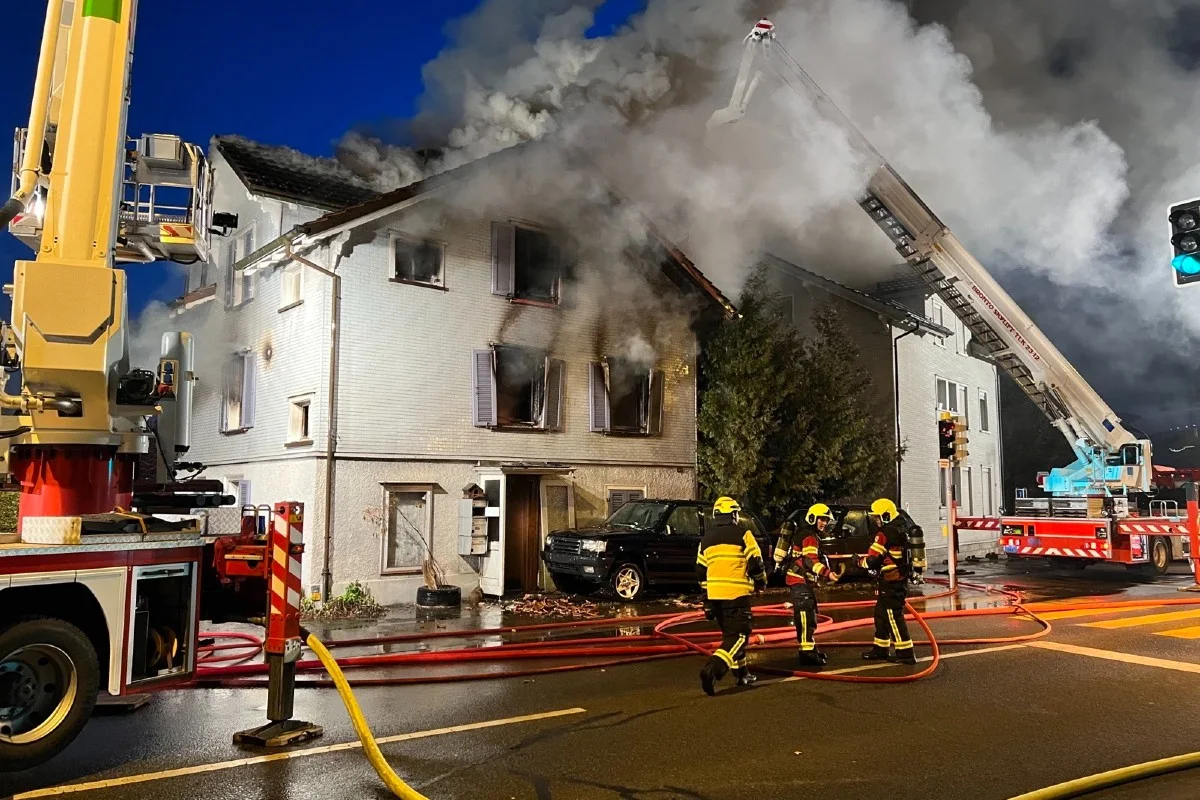 Vollbrand  in Gossau SG - Mehrfamilienhaus von den Flammen zerstört