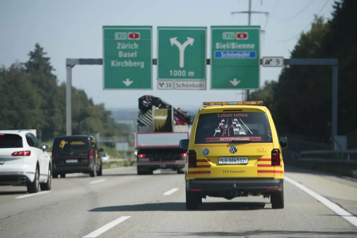 Rettungsgasse bilden - TCS sensibilisiert beim Notfall auf der Autobahn