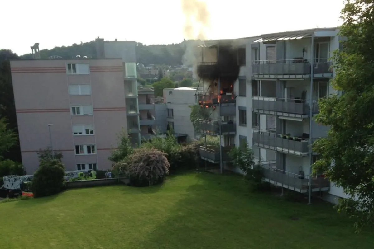 Illnau-Effretikon ZH - Grillbrand auf Mehrfamilienhausbalkon
