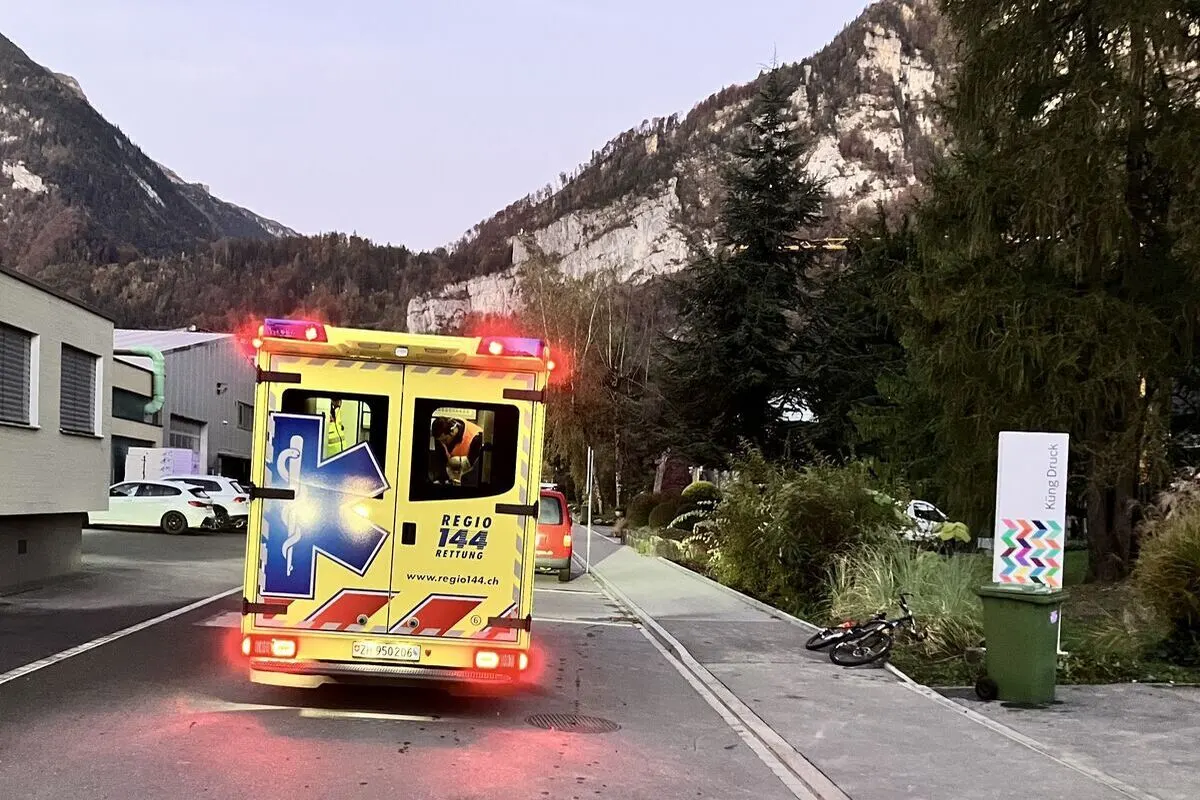 Näfels GL – Velofahrer (14) prallt gegen Lieferwagen