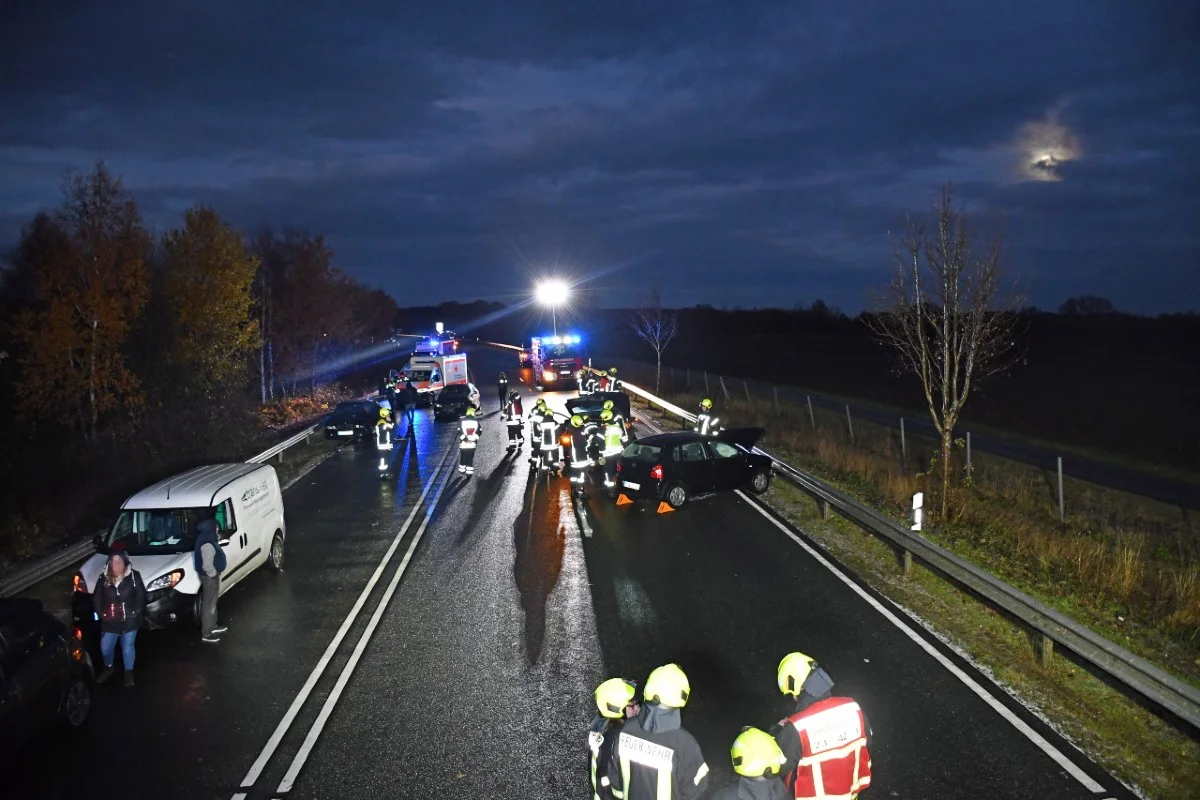 Adelheidsdorf - Unfall auf der B3 mit vier beteiligten PKW
