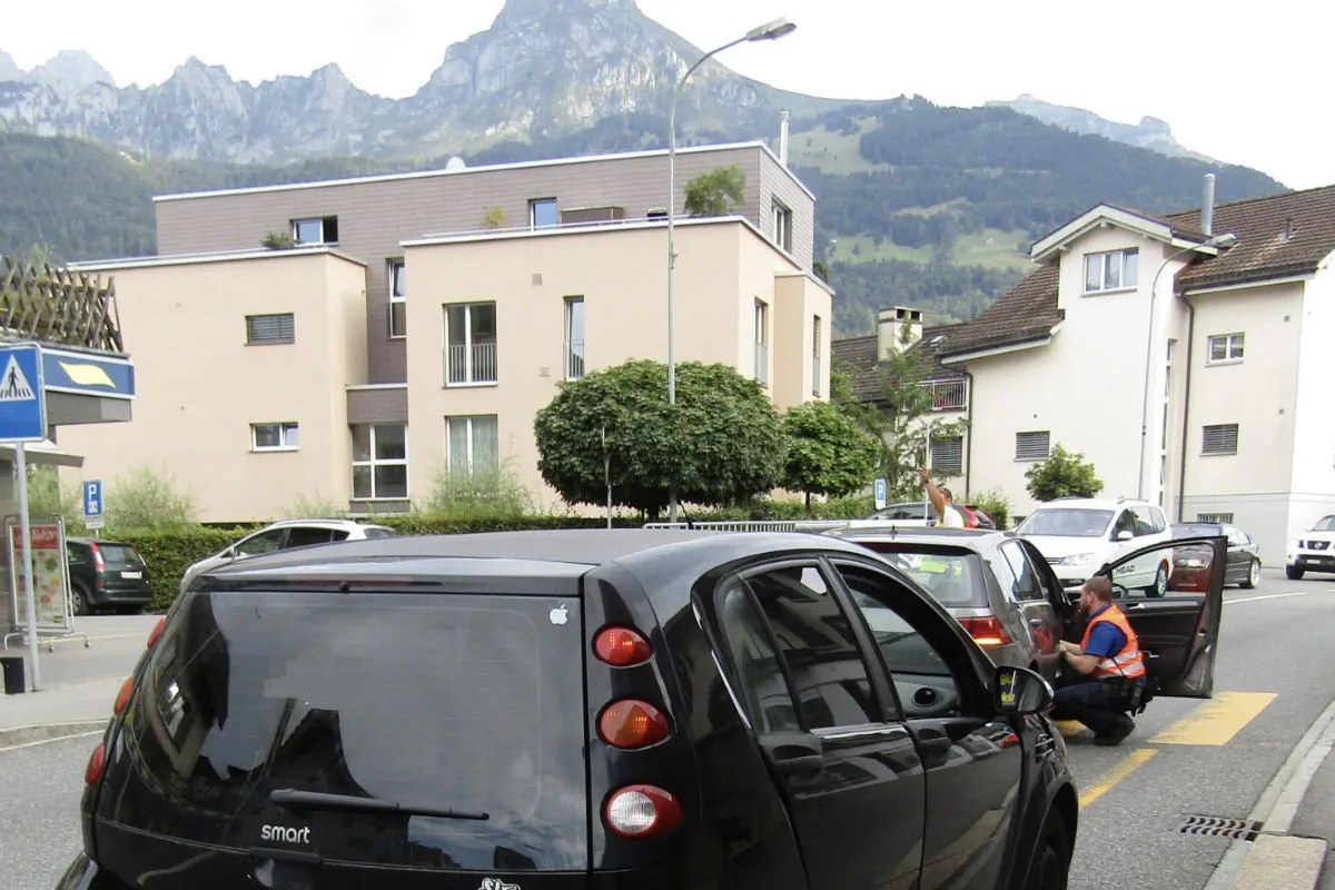 Näfels GL - Autolenkerin leicht verletzt