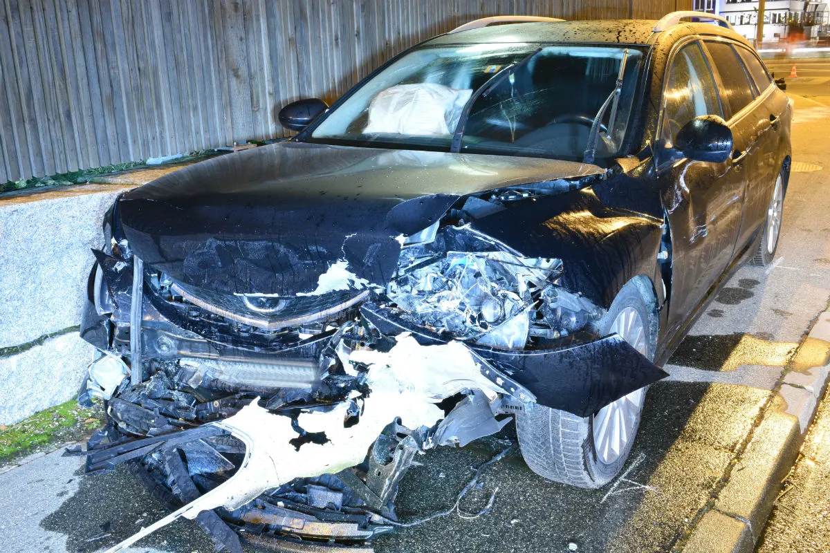 Dagmersellen LU - Zwei Verletzte bei Frontallkollision zwischen zwei Autos Dagmersellen