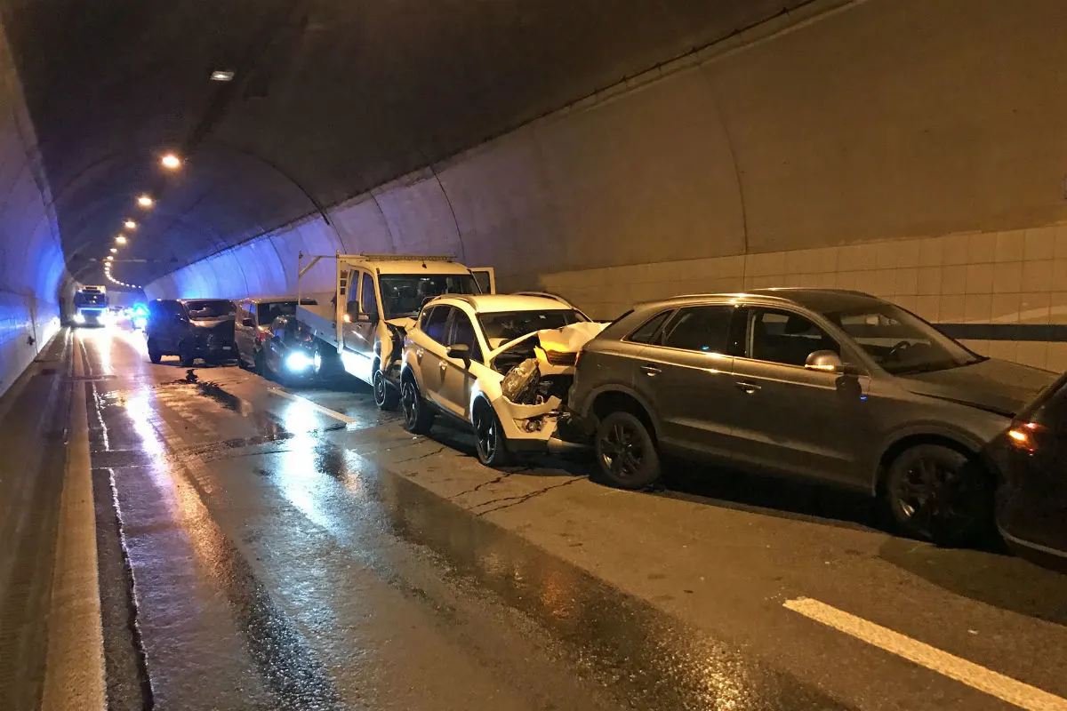 Unfall Eich A2 LU - Auffahrkollision mit elf Fahrzeugen führt zu 9 verletzten Personen